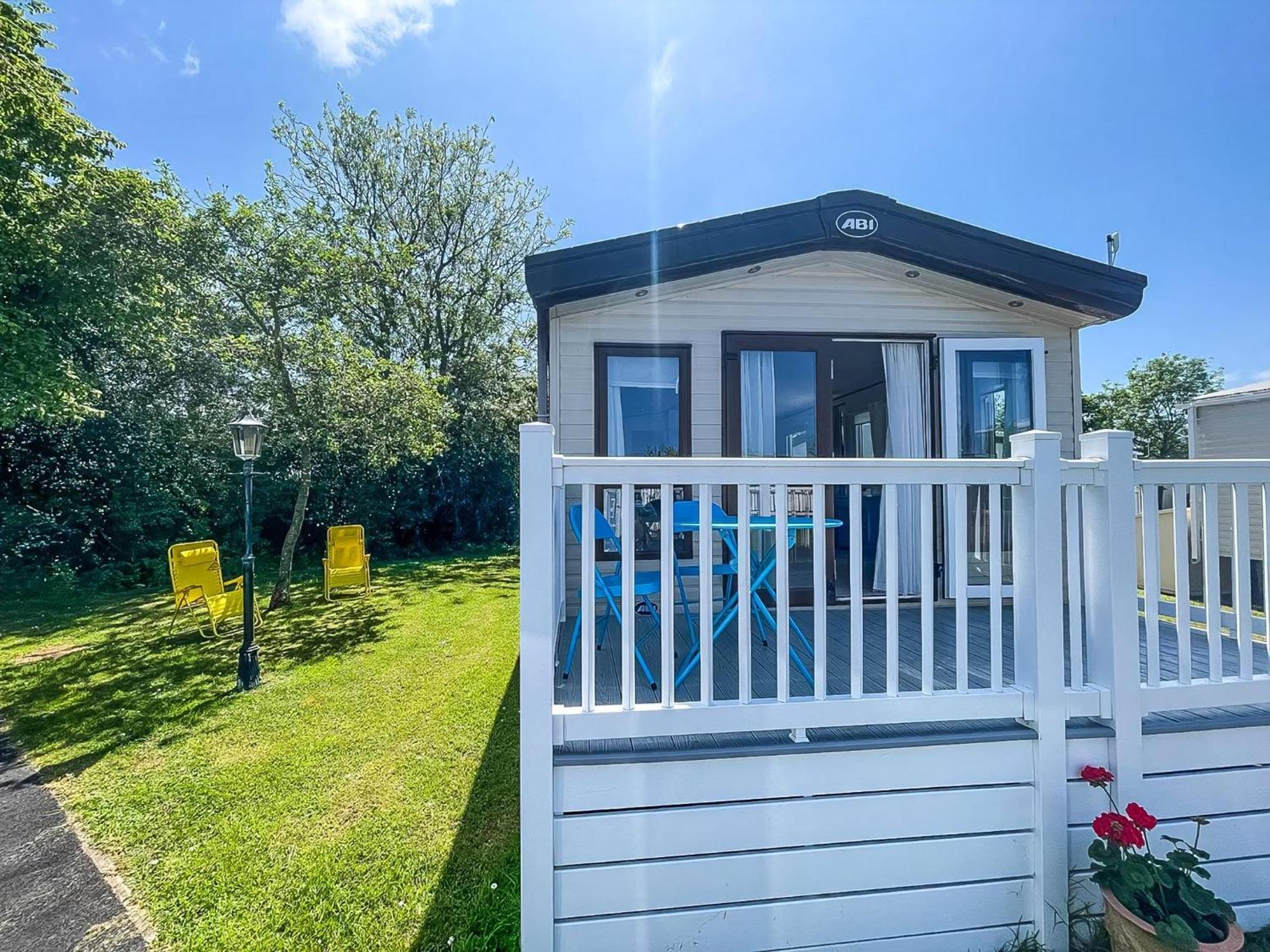 Beautiful Caravan With Decking At Carlton Meres Holiday Park, Suffolk Ref 60022M Saxmundham Exterior photo